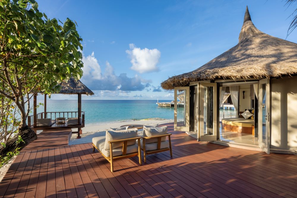 Grand Beachfront Pool Villa Photo 3