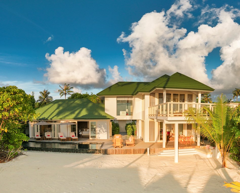Four Bedroom Beach Residence with Pool Photo 1