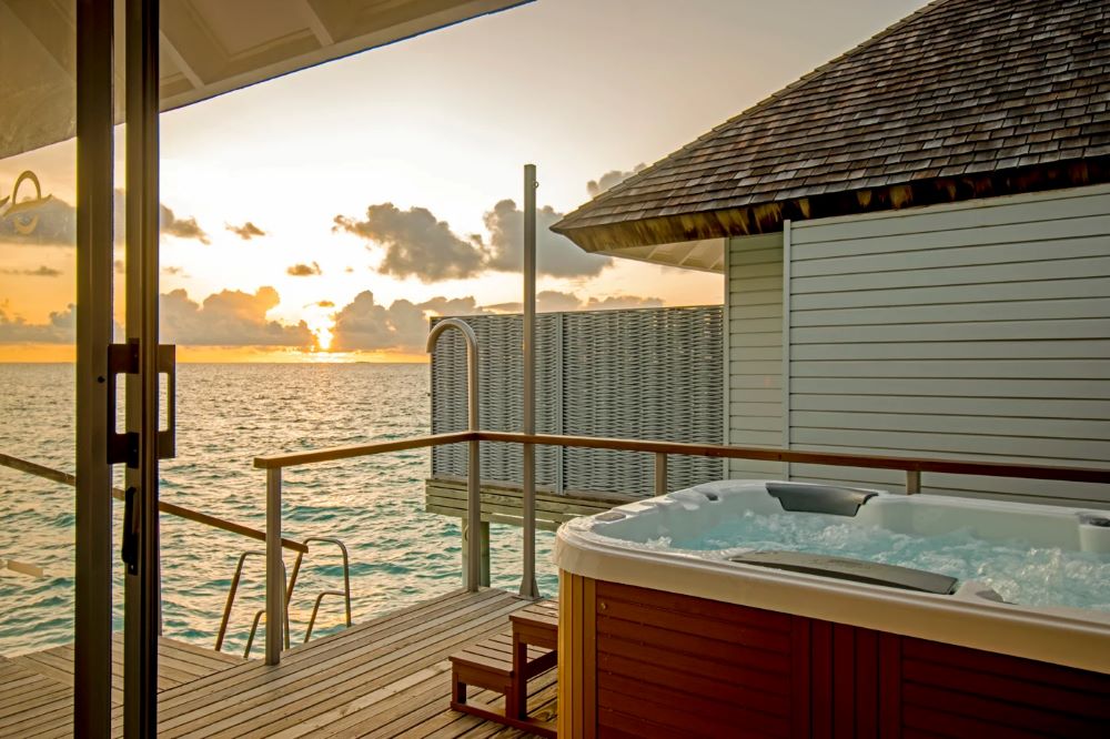 One Bedroom Sunset Over Water Villa with Hot Tub Photo 4