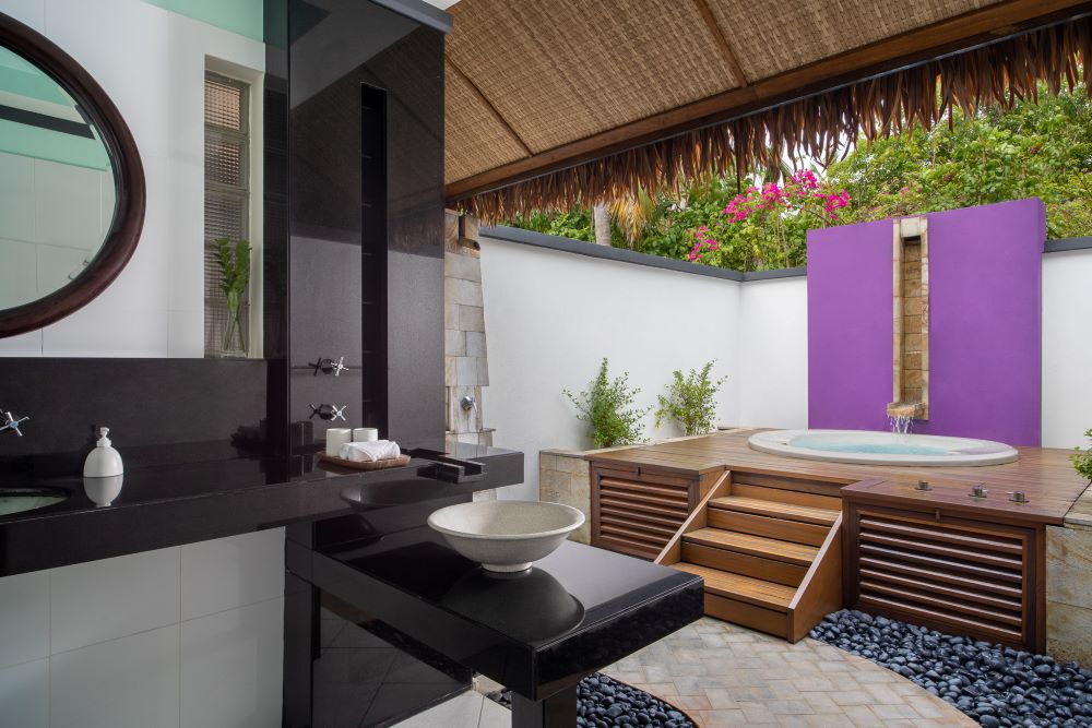 Beachfront Jet Pool Villa Photo 4