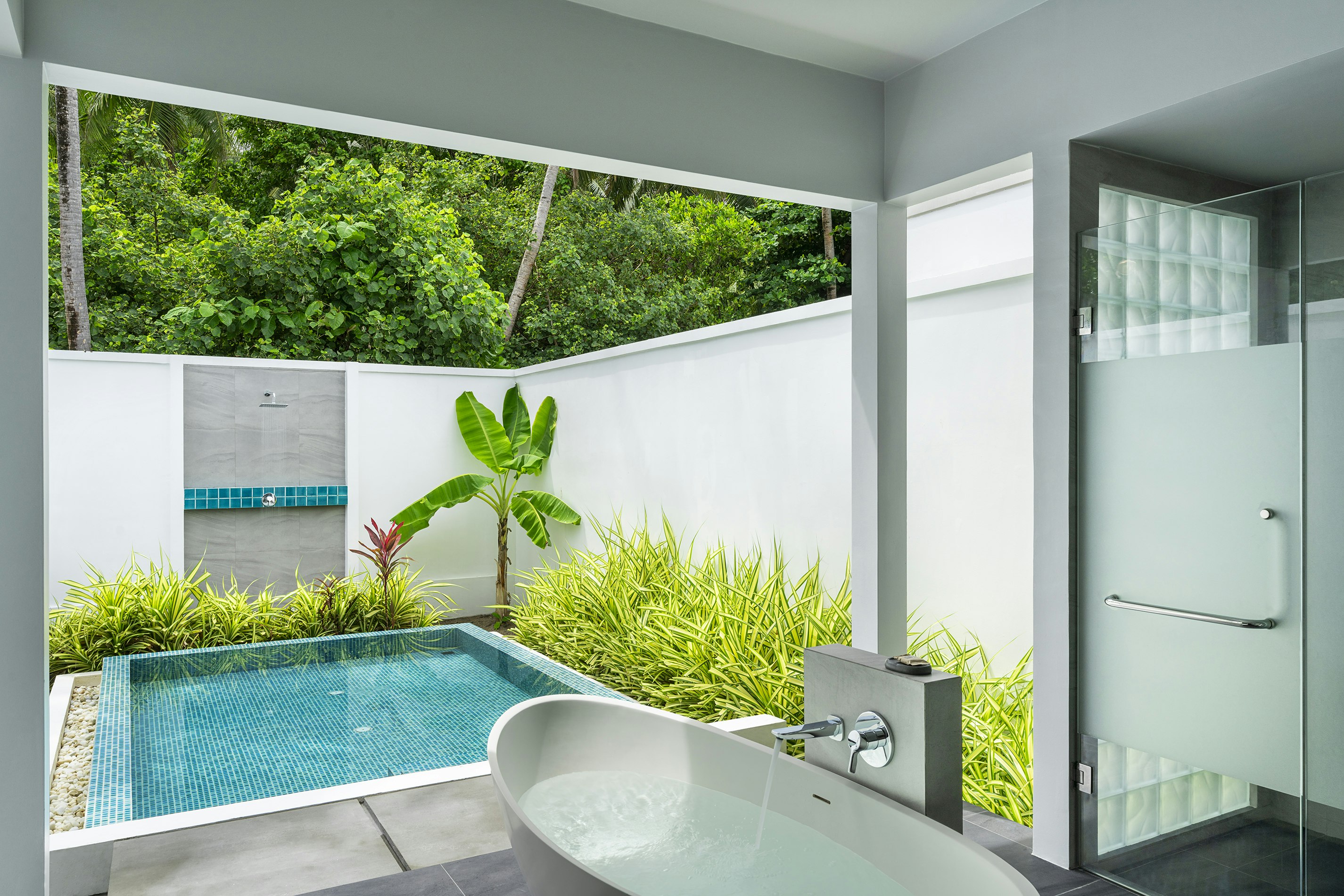 Beach Villa with Garden Pool Photo 4