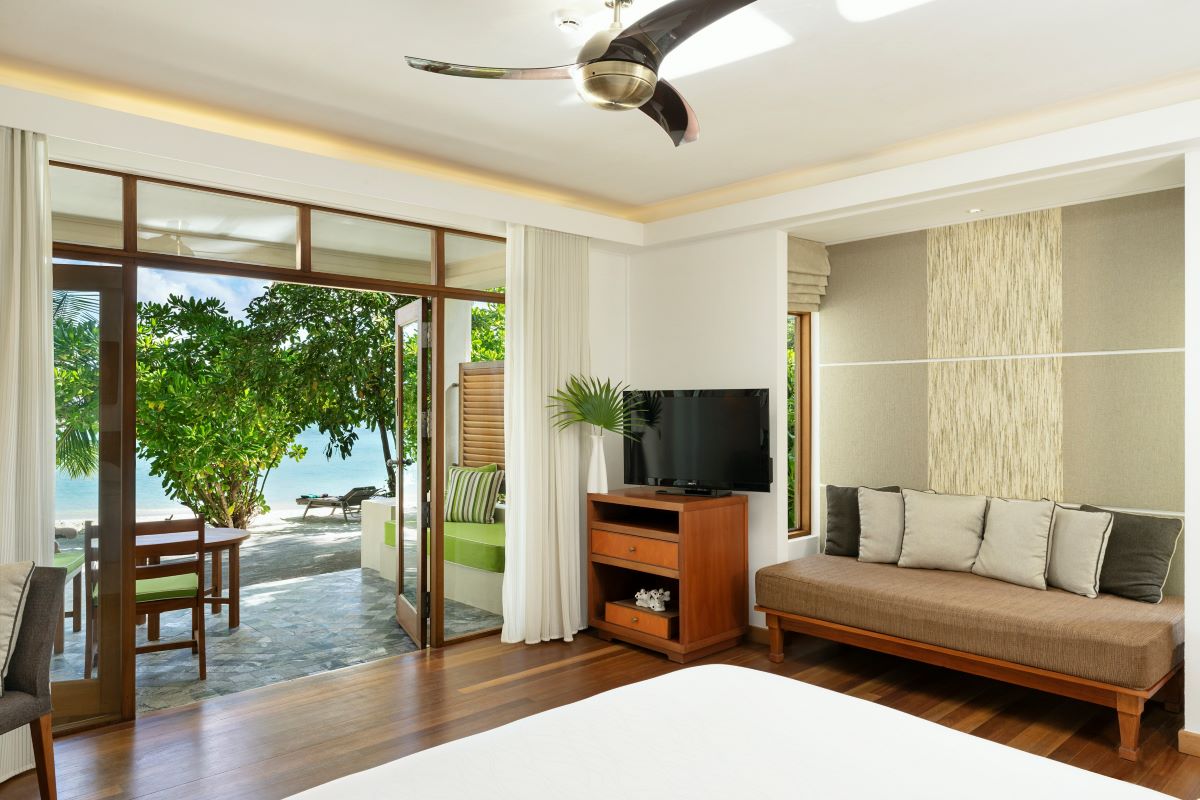 Beachfront Deluxe Bungalow Photo 3