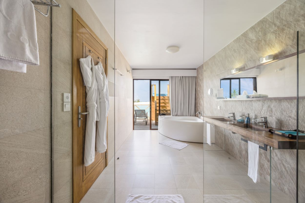 Lagoon Suite with Slide Photo 2