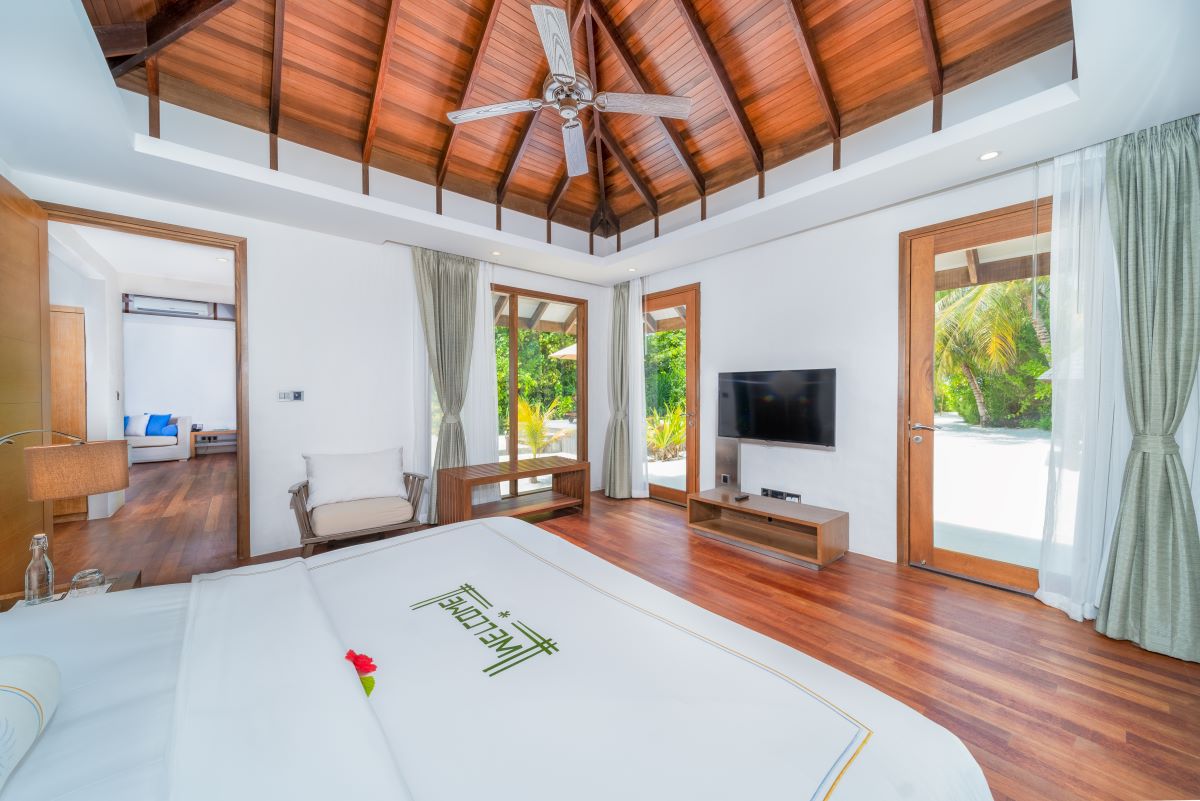 Deluxe Sunset Beach Villa with Pool Photo 2