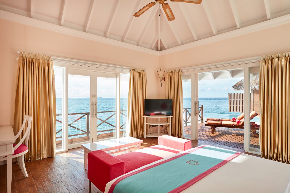 Grand Water Villa with Pool Photo 4