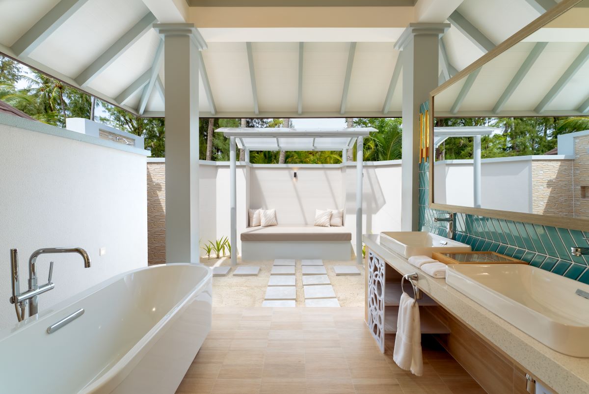 Grand Beach Suite with Pool Photo 4