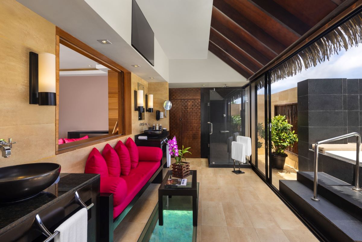 Honeymoon Villa with Private Pool and Jacuzzi Photo 3