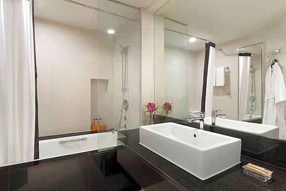 Executive Suite Photo 3