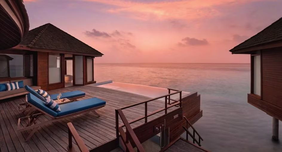 Deluxe Sunset Over Water Pool Villa Photo 2