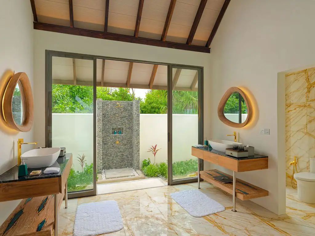 Semi-Ocean Pool Suite Photo 3