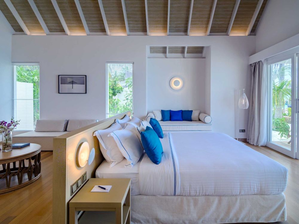 Deluxe Beach Villa with Pool Photo 2