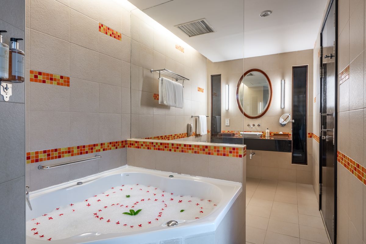 Super Deluxe With Jacuzzi Photo 2