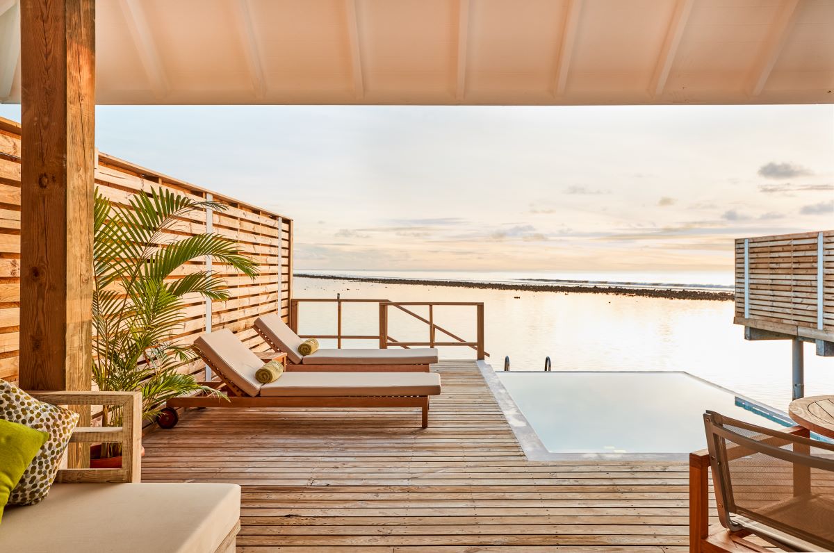 Grand Water Villa with Pool Photo 4