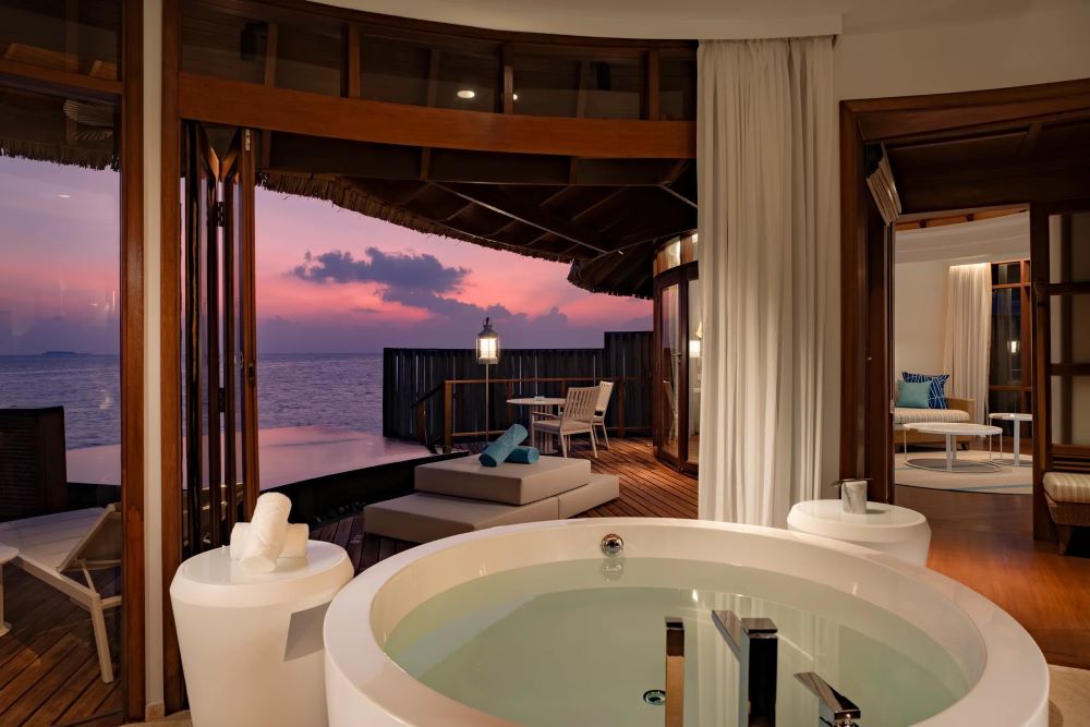Water Villa with Pool Photo 2