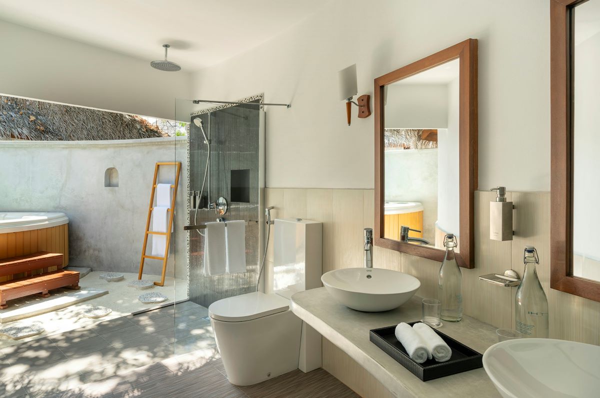  Superior Beach Villa Photo 3