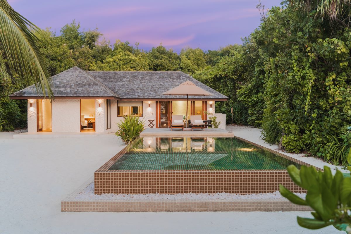 Deluxe Sunset Beach Villa with Pool Photo 1