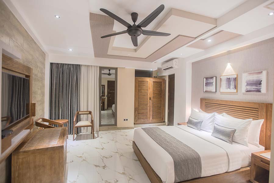 Executive Suite with Balcony Photo 2