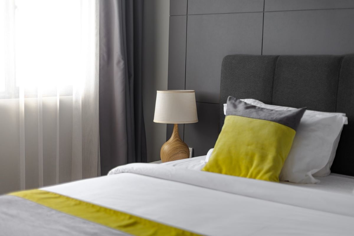 Standard King Room with Balcony & Ocean View Photo 1
