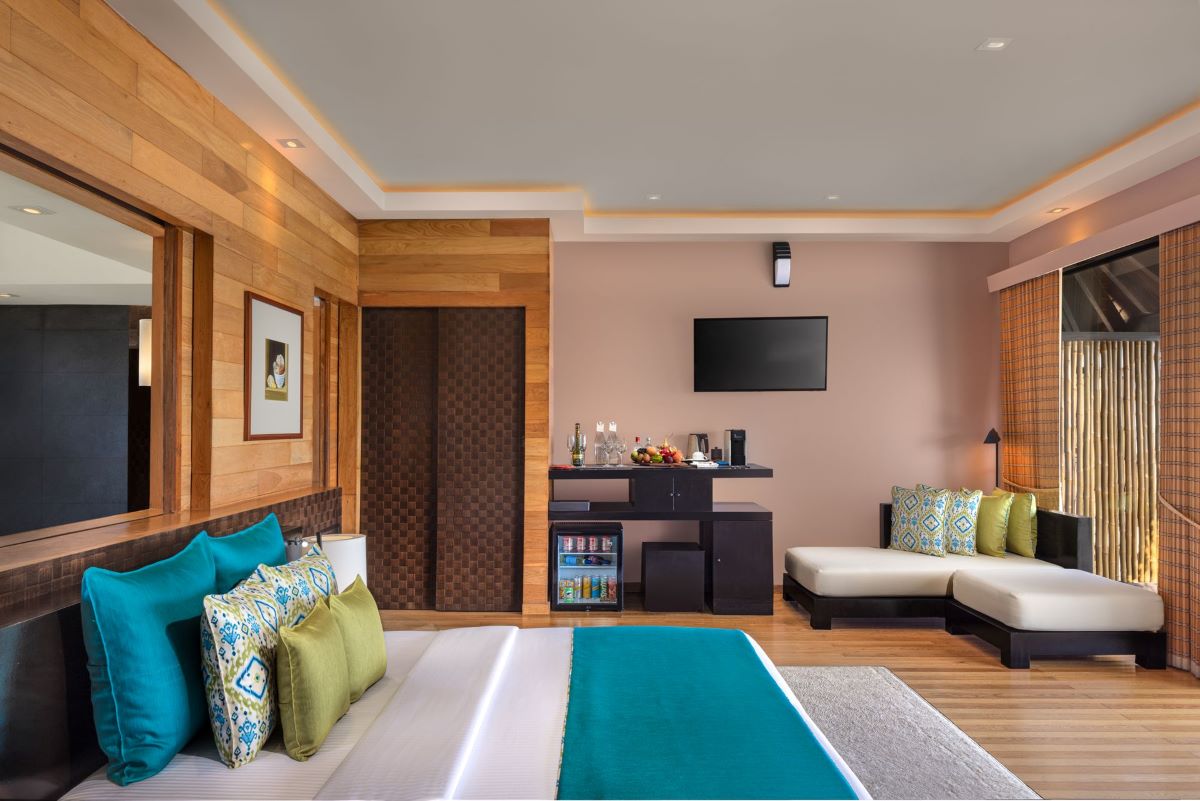 Sunrise Water Villa with Private Pool and Jacuzzi Photo 2