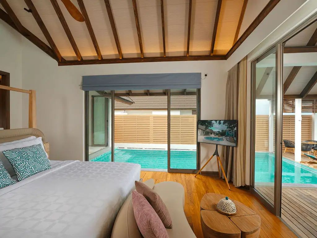Semi-Ocean Pool Suite Photo 4