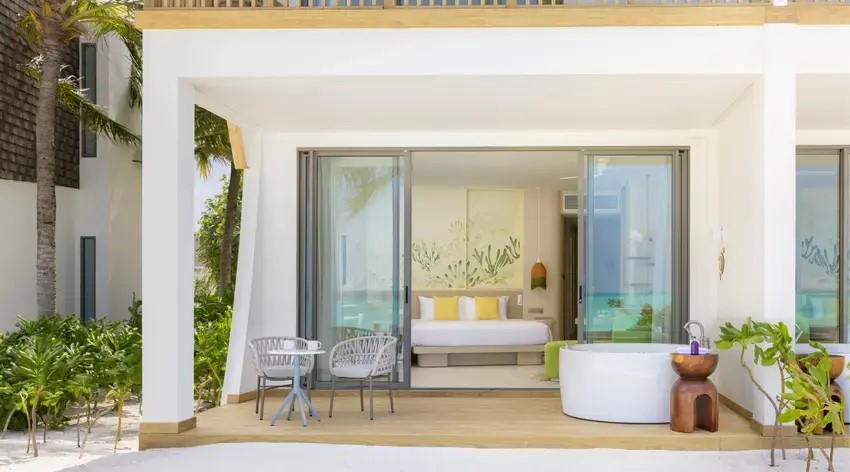 Mirage Beachfront Room with Jacuzzi Photo 1