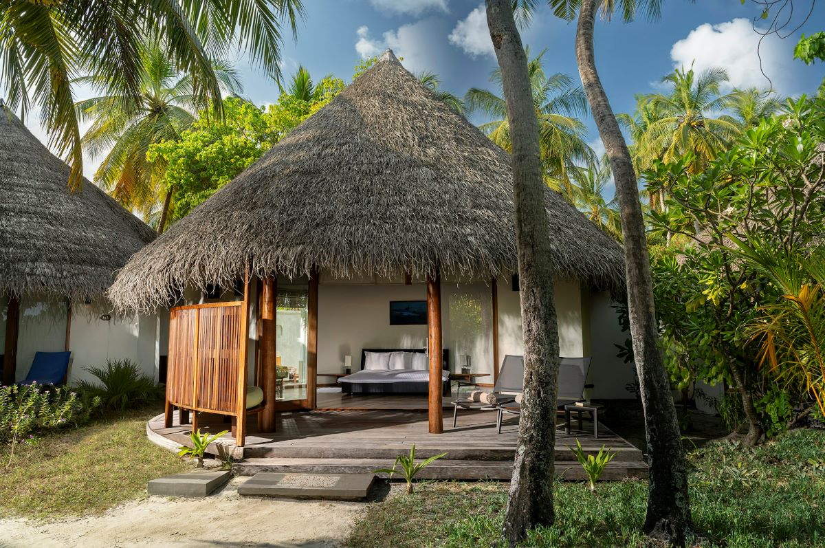  Superior Beach Villa Photo 4