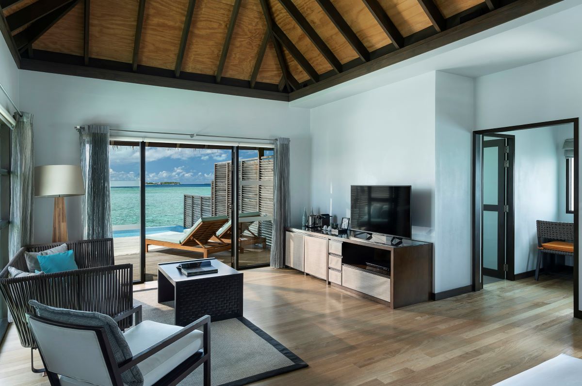 Water Bungalow with Pool Photo 3