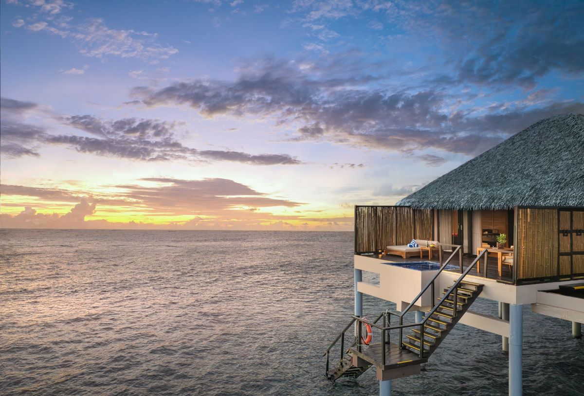 Sunset Water Villa with Private Pool and Jacuzzi Photo 4
