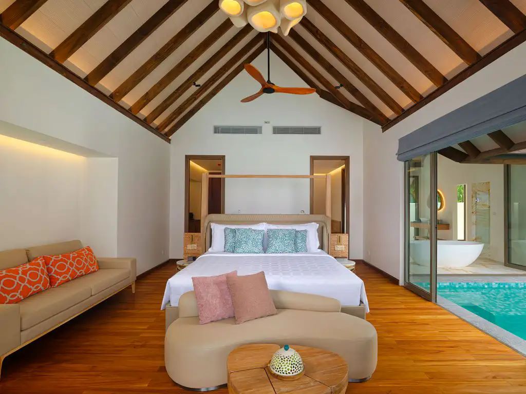 Semi-Ocean Pool Suite Photo 2