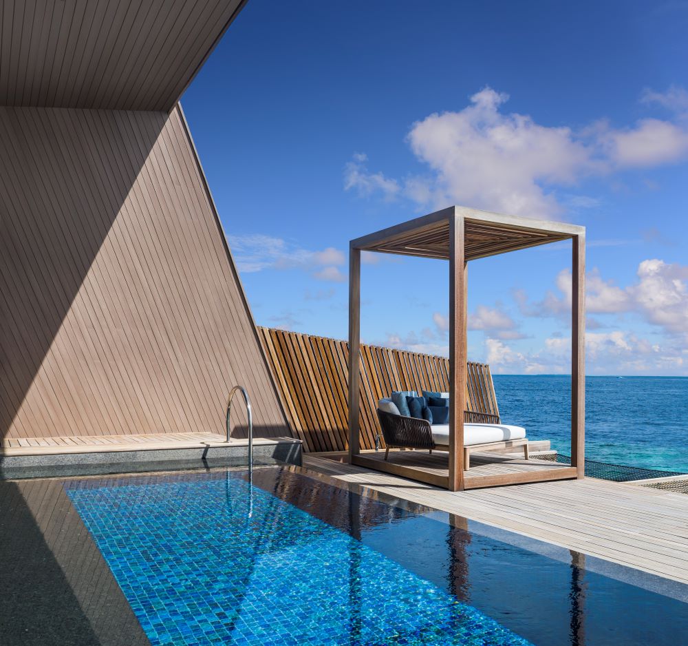 Overwater St. Regis Suite Photo 4